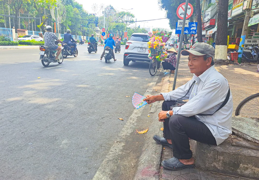 Người bán vé số dạo tại đường Quang Trung (quận Ninh Kiều, TP Cần Thơ).
