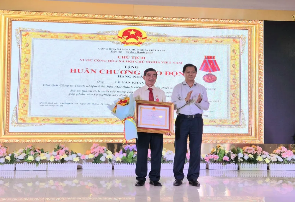 ong-le-van-khanh-trai-nguyen-chu-tich-cong-ty-tnhh-mtv-xo-so-kien-thiet-soc-trang-nhan-huy-chuong-lao-dong-hang-nhat-8457.jpeg