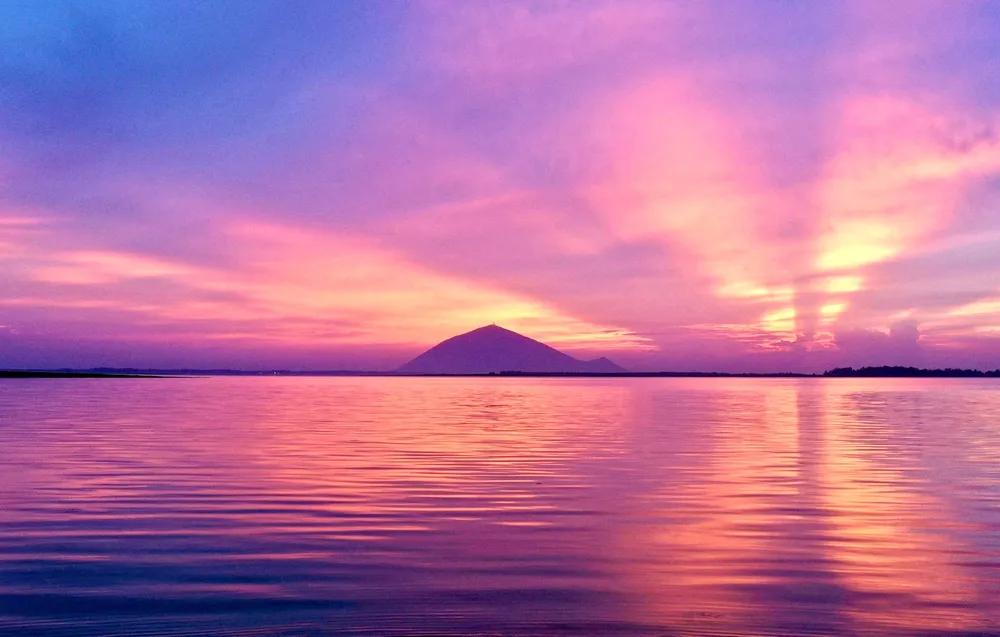 Núi từ hồ Dầu Tiếng 1.jpg