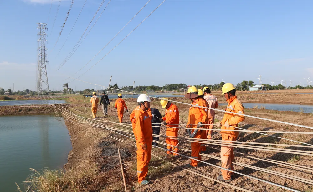 Các kỹ sư, công nhân khẩn trương thi công Đường dây 110 kV (Trạm biến áp 220kV Vĩnh Châu).jpg