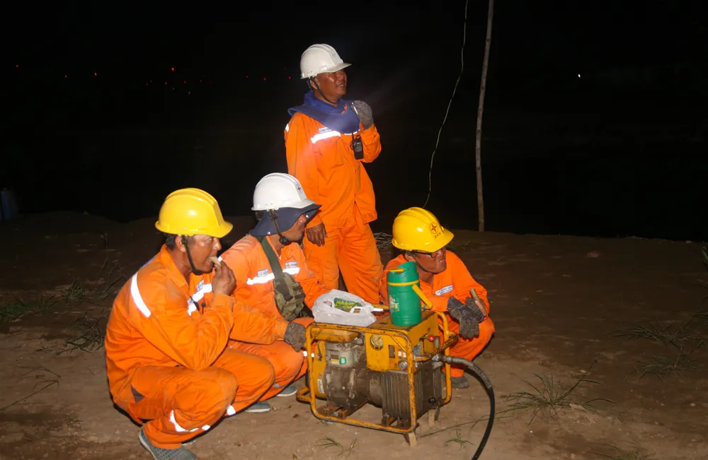 Thi công vào ban đêm để bù lại tiến độ những ngày mưa gió.jpg