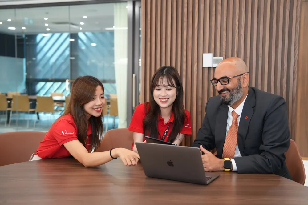 Ông Mukesh Pilania, Phó Chủ tịch điều hành kiêm Giám đốc Bộ phận Ngân hàng Số và các nhân viên Techcombank.JPG