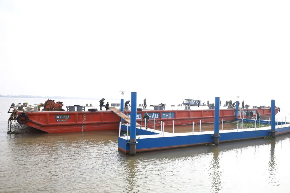 28-1 Cán bộ, chiến sĩ thuộc Bộ Chỉ huy quân sự TP Cần Thơ dàn trận địa bắn pháo hoa đặt trên sà lan.jpeg