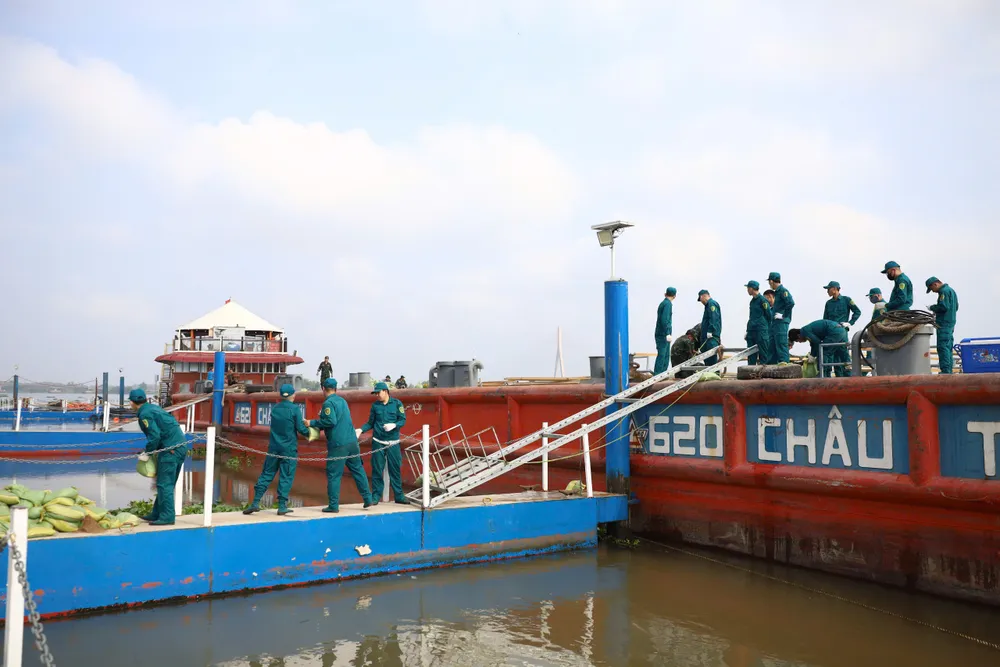 Cán bộ, chiến sĩ thuộc Bộ Chỉ huy quân sự TP Cần Thơ di chuyển dàn bắn pháp hoa lên sà lan.jpeg