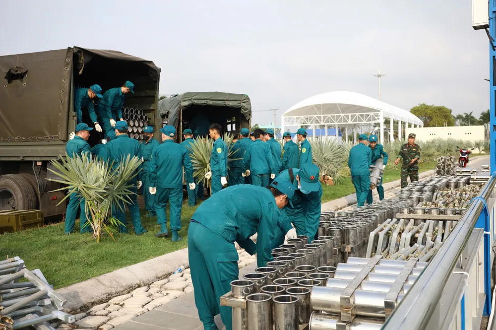 cán bộ, chiến sĩ thuộc Bộ Chỉ huy quân sự TP Cần Thơ khẩn trương chuẩn bị cho việc bắn pháo hoa đón giao thừa.jpeg