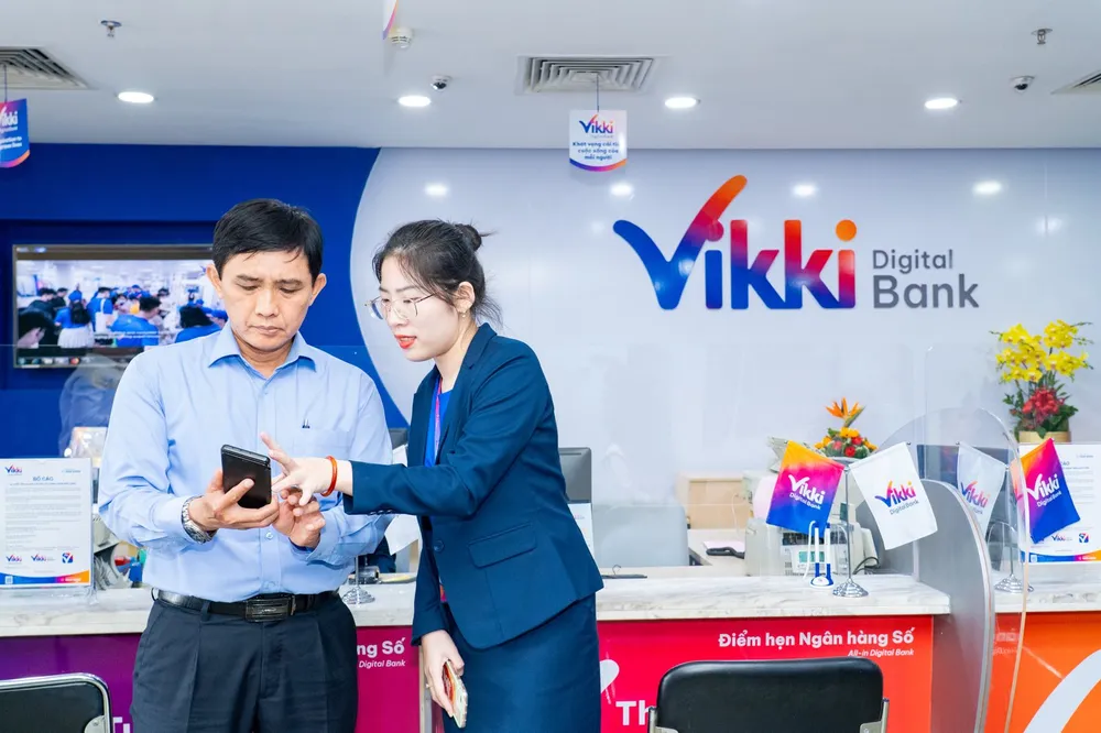 Tư vấn viên hỗ trợ khách hàng giao dịch tài chính trên ứng dụng Ngân hàng Số Vikki,.jpg