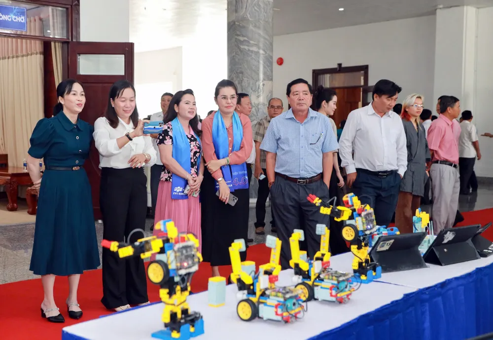 06-Các đại biểu tham dự hội thảo được trải nghiệm cách FPT Schools ứng dụng AI, STEM, Robotics trong dạy và học.jpg