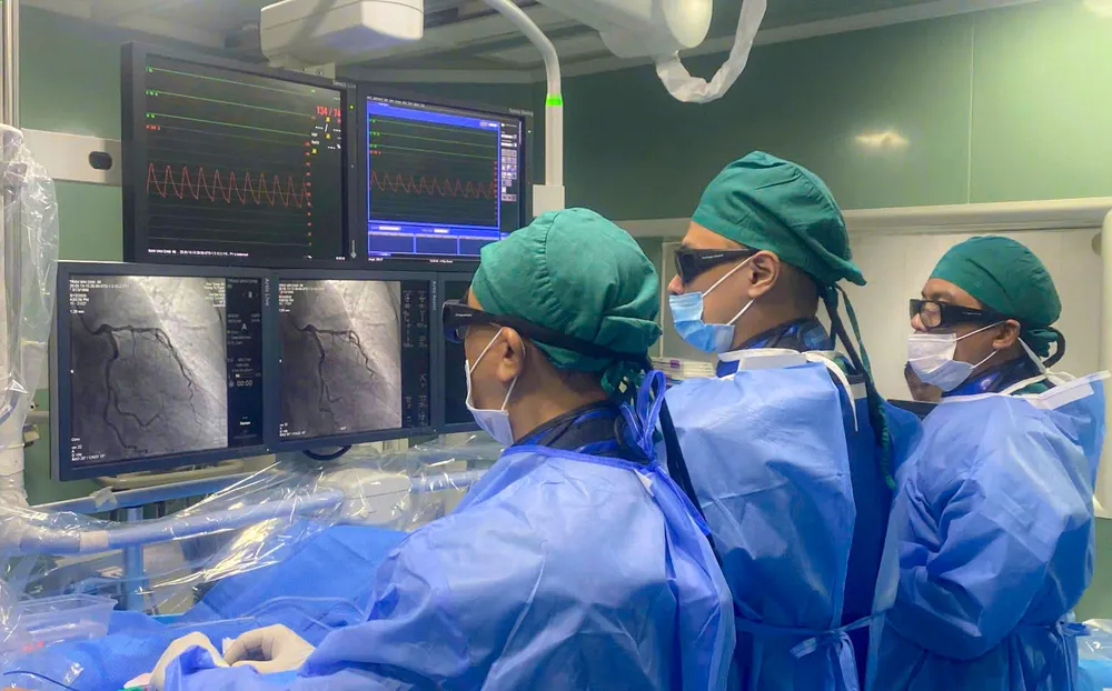 Anh 1- Ekip các bác sĩ.jpg