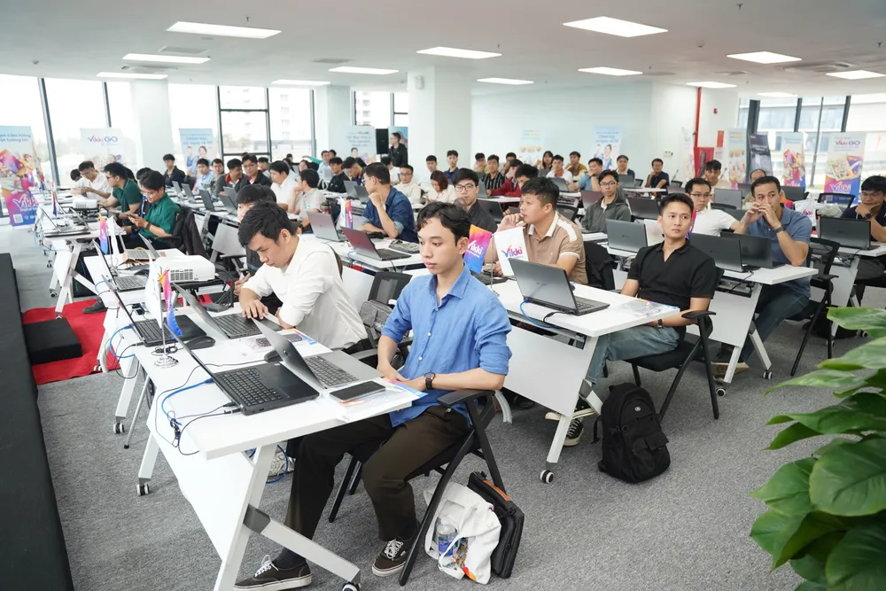 5. Các sinh viên của khóa đào tạo thiết kế bán dẫn chuyên sâu đầu tiên tại Trung tâm nghiên cứu, đào tạo thiết kế vi mạch và trí tuệ nhân tạo Đà Nẵng.jpeg