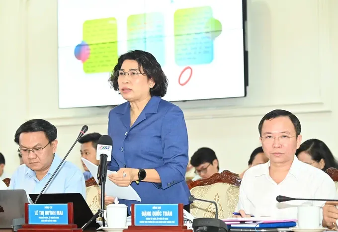 Giám đốc Sở Tài chính Lê Thị Huỳnh Mai báo cáo tại phiên họp. Ảnh: Việt Dũng