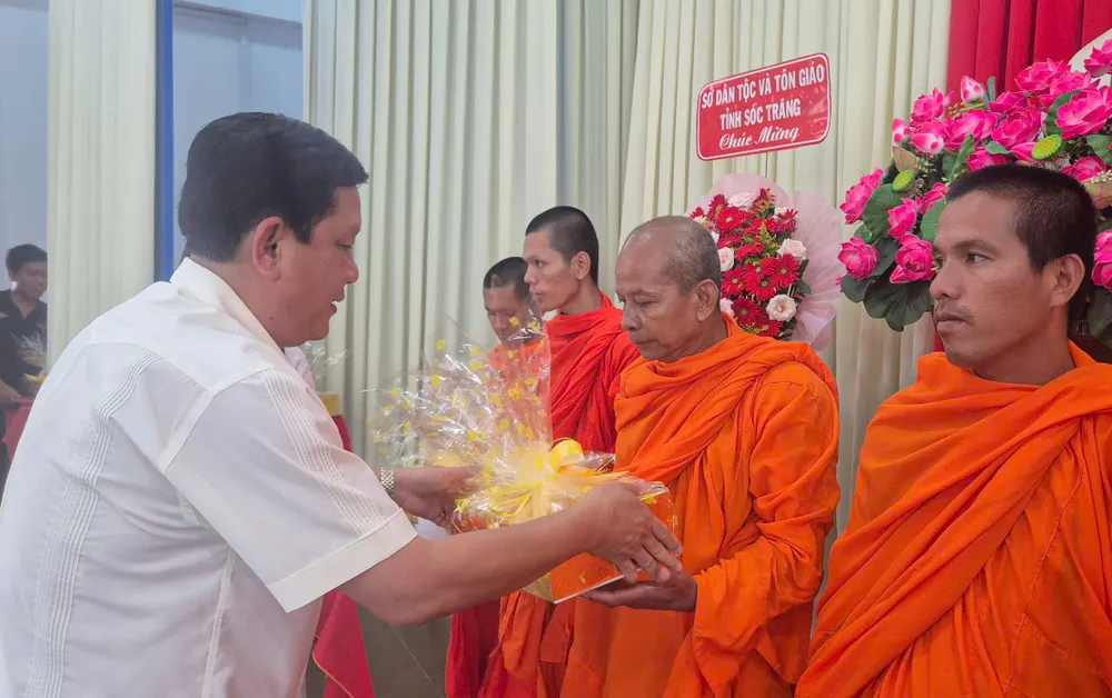 Ông Dương Sà Kha, Bí thư Thị uỷ Vĩnh Châu trao quà Tết cho các vị chức sắc tiêu biểu