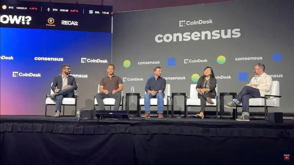 Các chuyên gia chia sẻ tại hội thảo Consensuc 2025