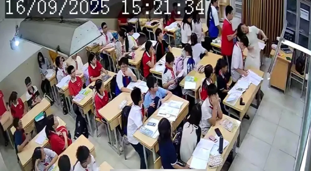 Hình ảnh từ video vụ việc học sinh lớp 7 ở Hà Nội túm tóc, ghì đầu cô giáo
