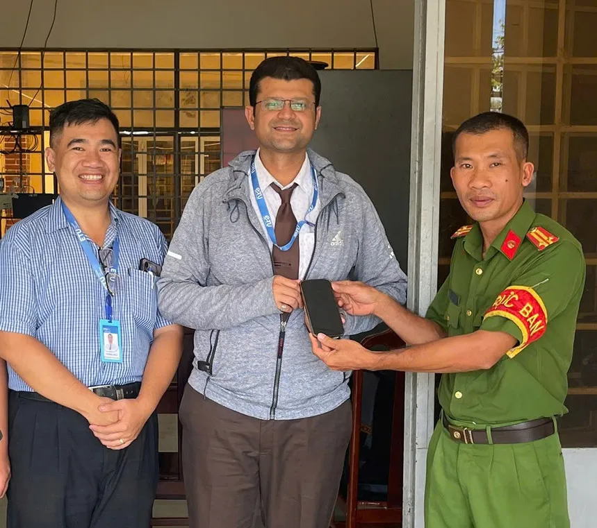 Vĩnh Long: Công an xã Tân Thành Bình trao trả điện thoại cho du khách Ấn Độ