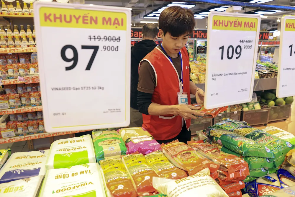 Các sản phẩm đồ khô, thực phẩm thiết yếu như gạo, dầu ăn, nước mắm được bán với giá ưu đãi.jpg