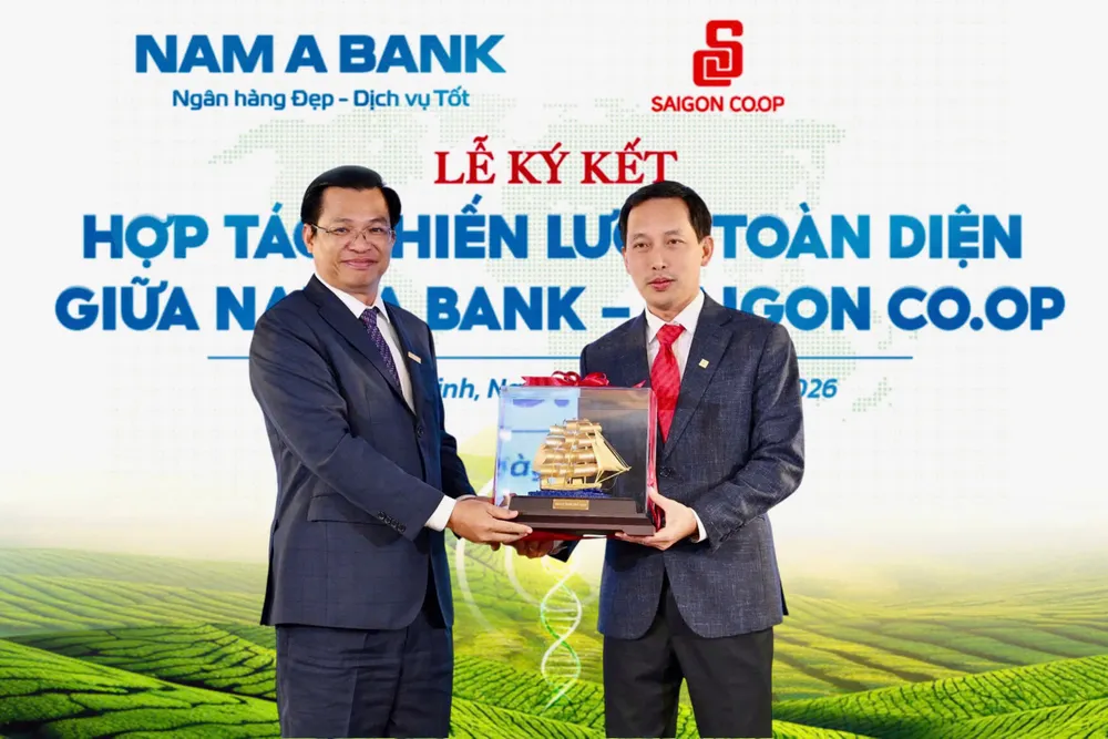 ANH 2- NAM A BANK VÀ SAIGON CO.OP.jpg