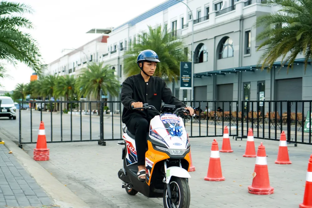 Mùa tựu trường chưa tới, VinFast Flazz Max đã 'nóng' nhờ dáng đẹp