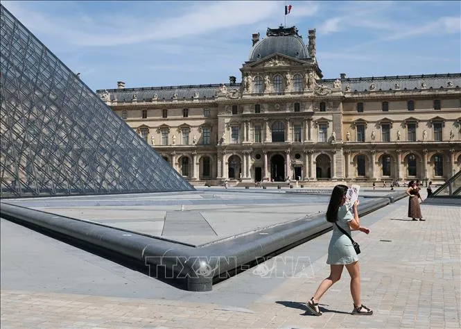 Trời nắng nóng gay gắt tại Paris, Pháp. Ảnh: THX/TTXVN