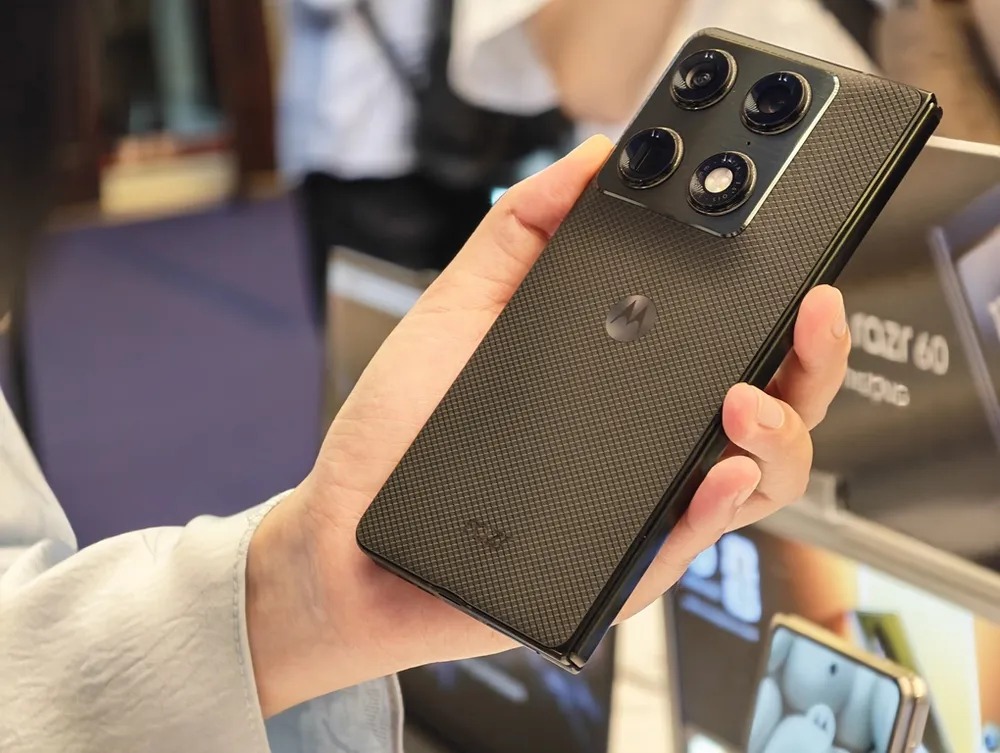 Motorola lần đầu ra mắt điện thoại gập dọc dạng sách 