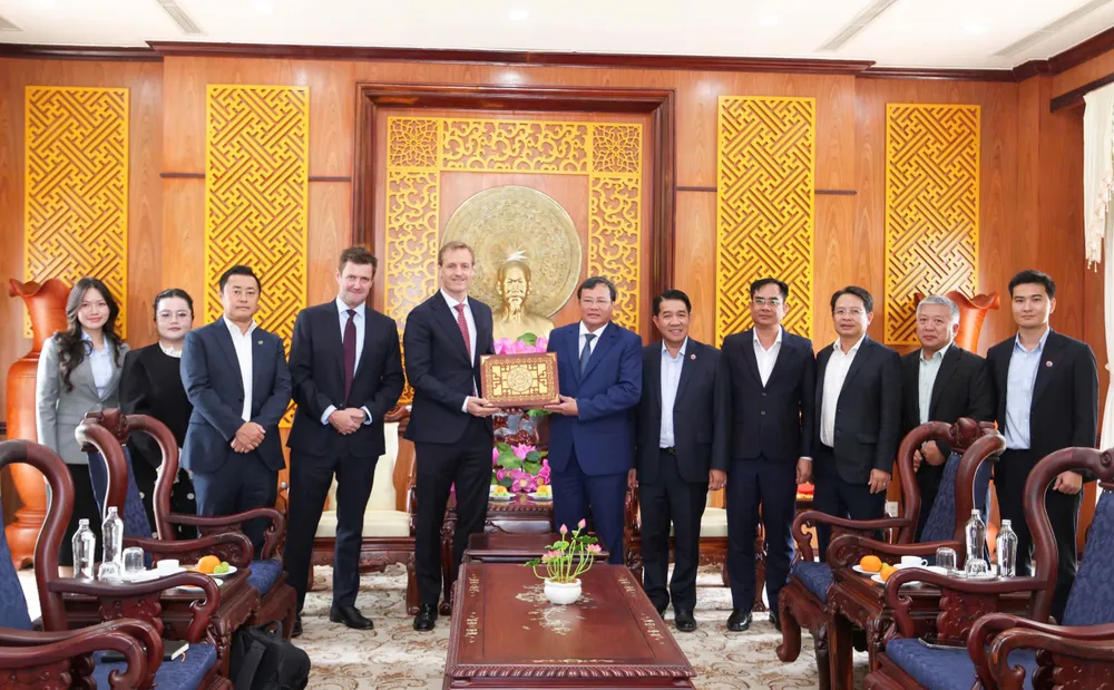 Lãnh đạo tỉnh Tây Ninh trao quà lưu niệm cho đoàn DBAV