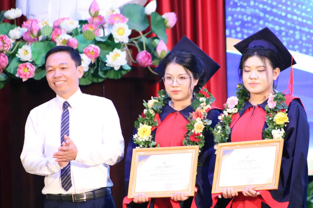 Xúc động lời thầy hiệu trưởng dặn dò tân cử nhân: “Đừng quá bận tâm mình sẽ bắt đầu ở vị trí nào”