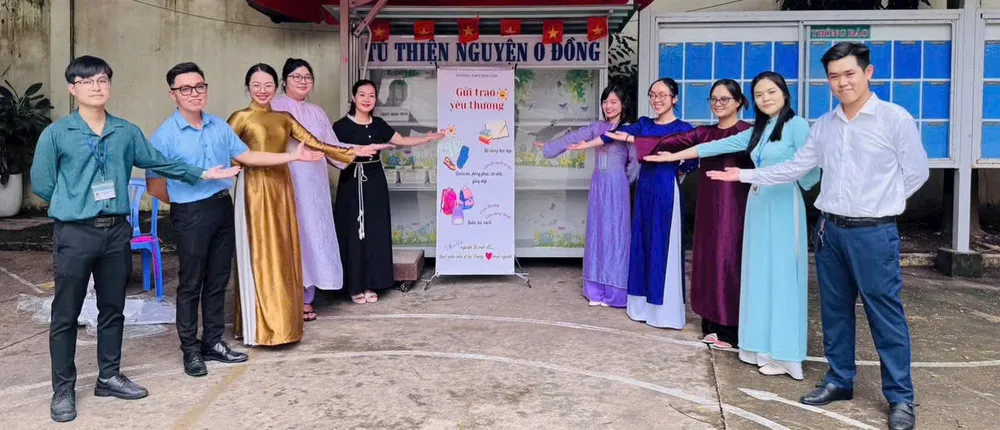 Gian hàng đặc biệt mang tên "Tủ thiện nguyện 0 đồng" tại Trường THPT Bình Tân