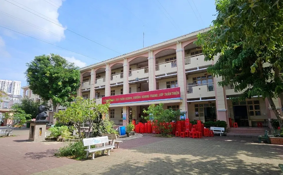 Triều cường dâng cao, một trường học ở TPHCM cho học sinh về sớm