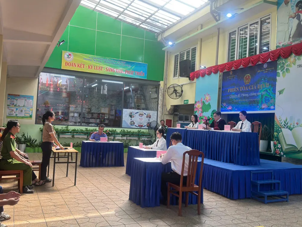 Phiên tòa giả định giúp học sinh có cơ hội tìm hiểu quy định pháp luật, nhận diện hành vi vi phạm và nâng cao ý thức tự bảo vệ bản thân