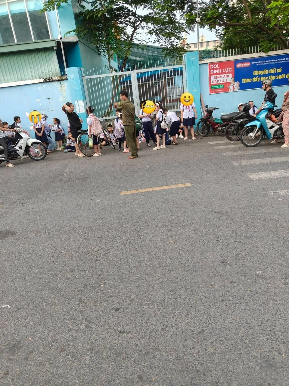 Phụ huynh phản ánh hình ảnh nhiều học sinh phải ngồi ngoài đường vì đi học sớm, trường chưa mở cổng