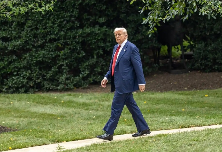 在美国首都华盛顿白宫，美国总统特朗普走向南草坪。