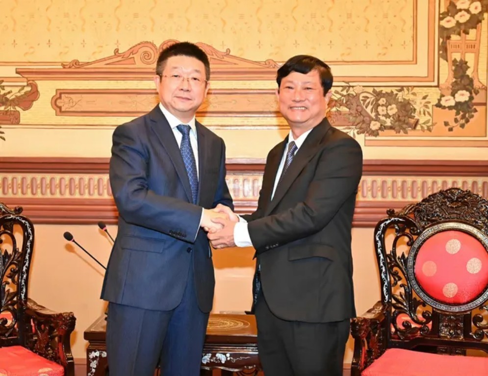 胡志明市人民议会主席武文明接见新任中国驻胡志明市总领事唐立。