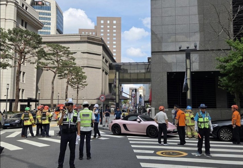 警察和消防人员紧急待命。