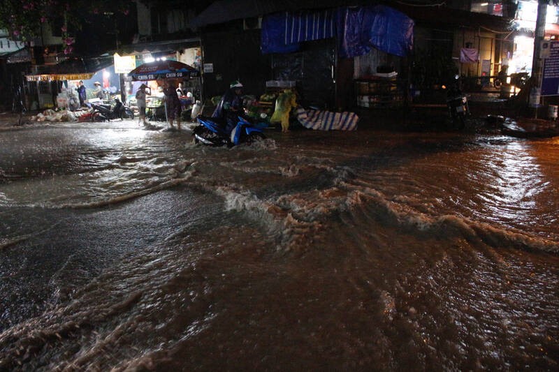 大雨导致朱文安路遇到水淹，居民出行困难。