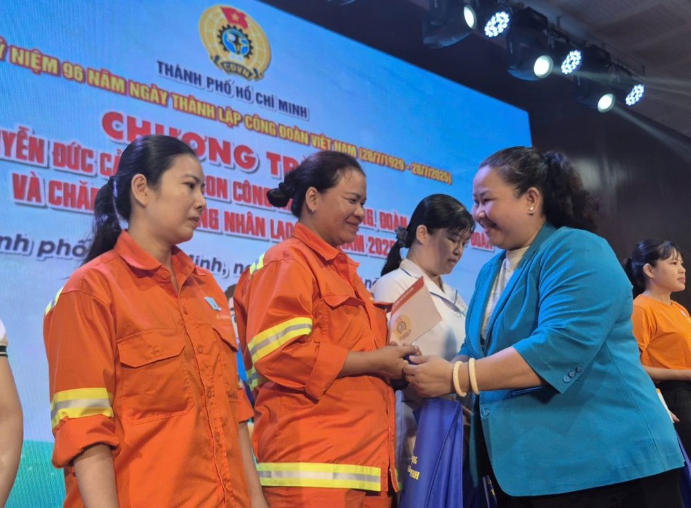 市劳动联团副主席黎氏金翠向贫困女劳动者赠送礼物。