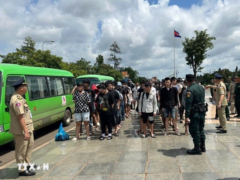 柬埔寨移交的 72 名越南公民。