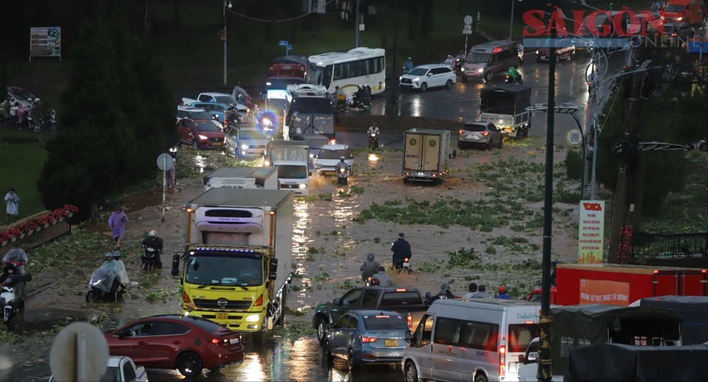 陈国瓒街路段被大水淹没。