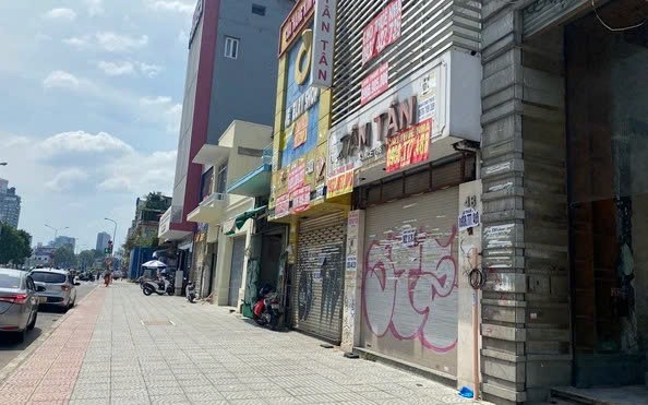 胡志明市一些悬挂出租店面的住房。
