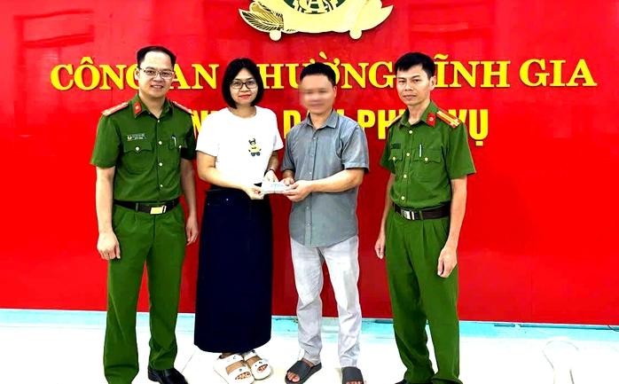 公安力量和女教师黎氏玄将钱归还给失主。