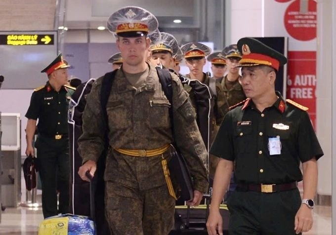  俄罗斯军人离开内牌T2航站楼。