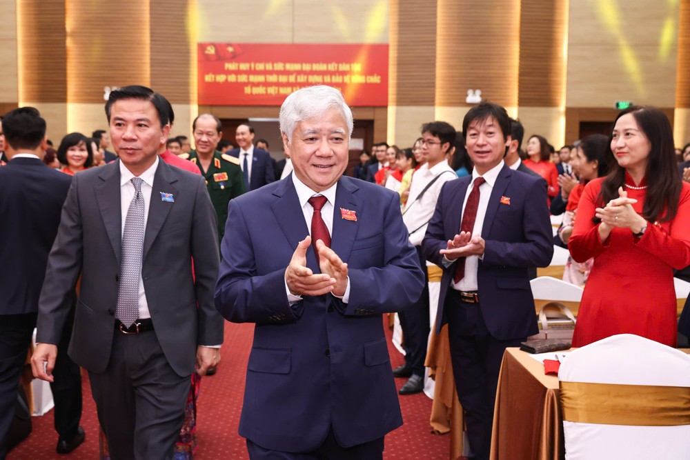  越南祖国阵线中央委员会主席杜文战和与会代表。