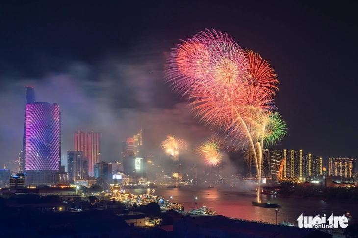  胡志明市在庆祝祖国统一50周年时燃放的烟花。