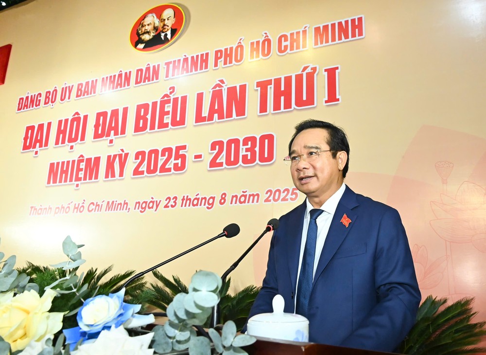 胡志明市人委会主席阮文得在大会上发表讲话。