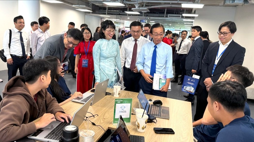 胡志明市人委会副主席陈氏妙翠与代表们参观大楼内的初创企业工作区。