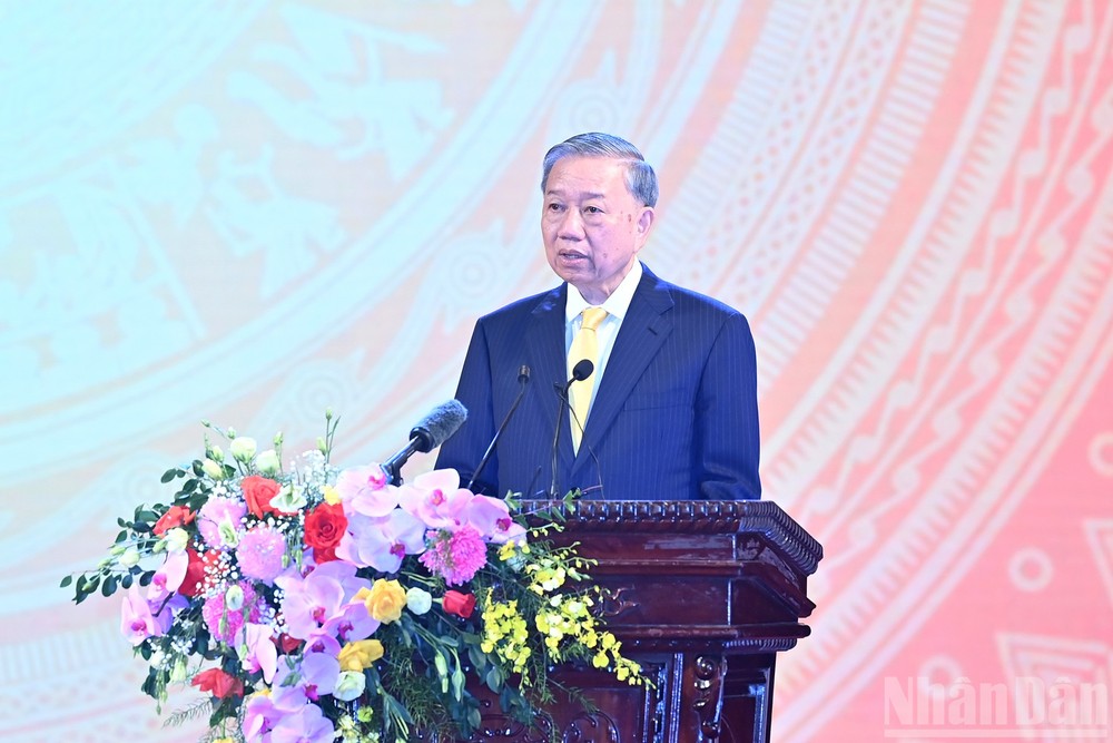 苏林总书记在典礼上发表讲话。