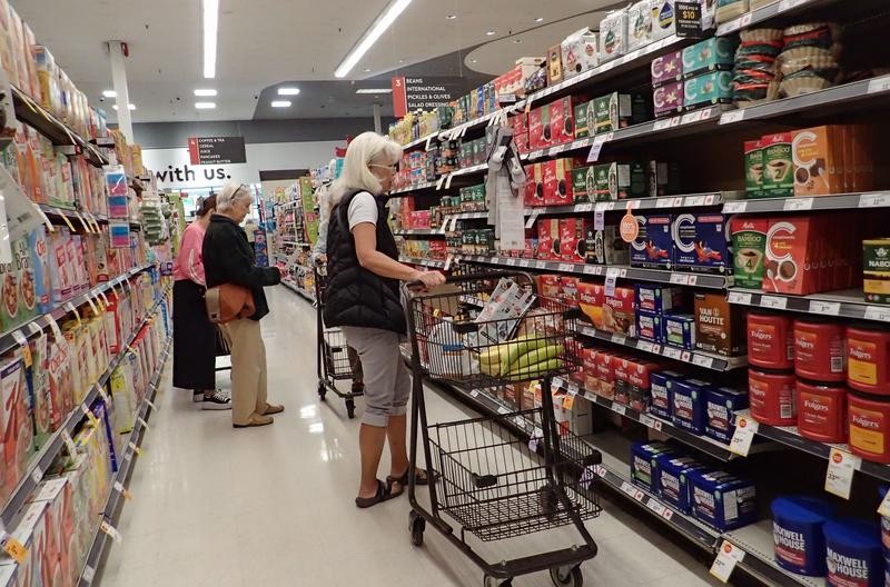 顾客在加拿大温哥华的一家超市内选购食品。