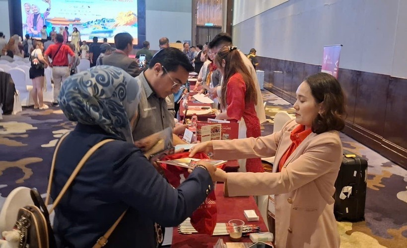 两国旅游企业探讨合作机会。