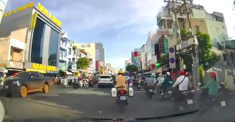 交警使用专用摩托车鸣笛开道，将载有孕妇的车辆送往慈裕医院。