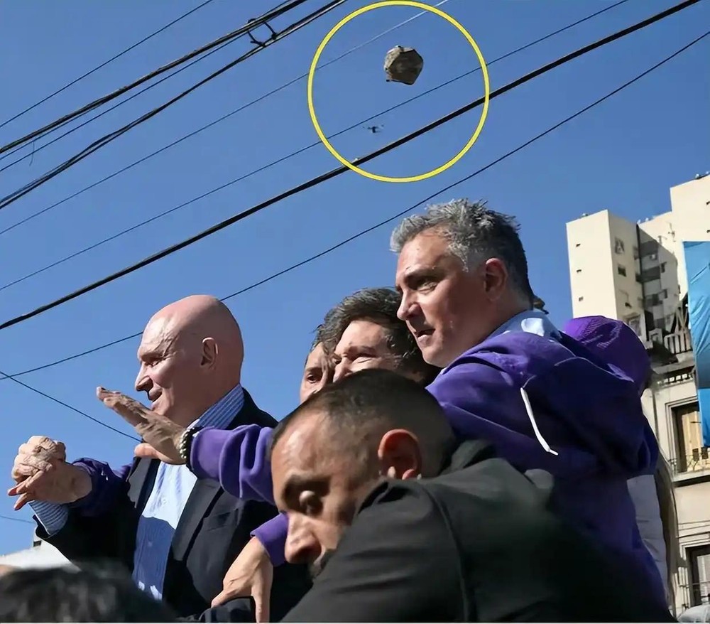 当地时间8月27日，米莱出席活动时遭抗议者投掷石块。