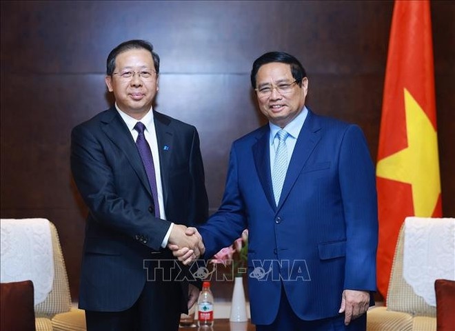 政府总理范明政与中国华电科工集团有限公司董事长彭刚平进行座谈。