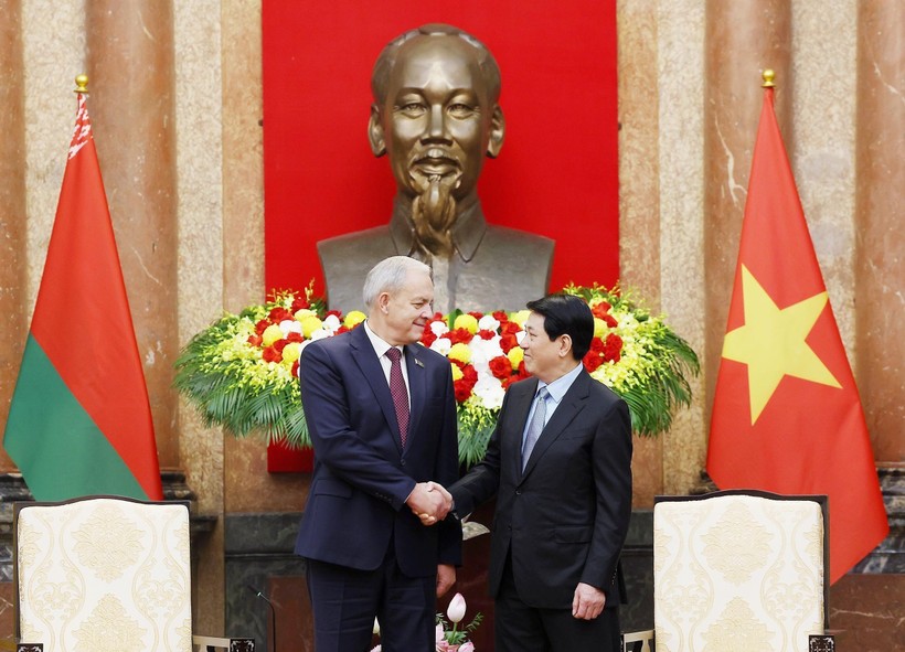 越南国家主席梁强与白俄罗斯国民会议代表院主席伊戈尔•谢尔盖延科。